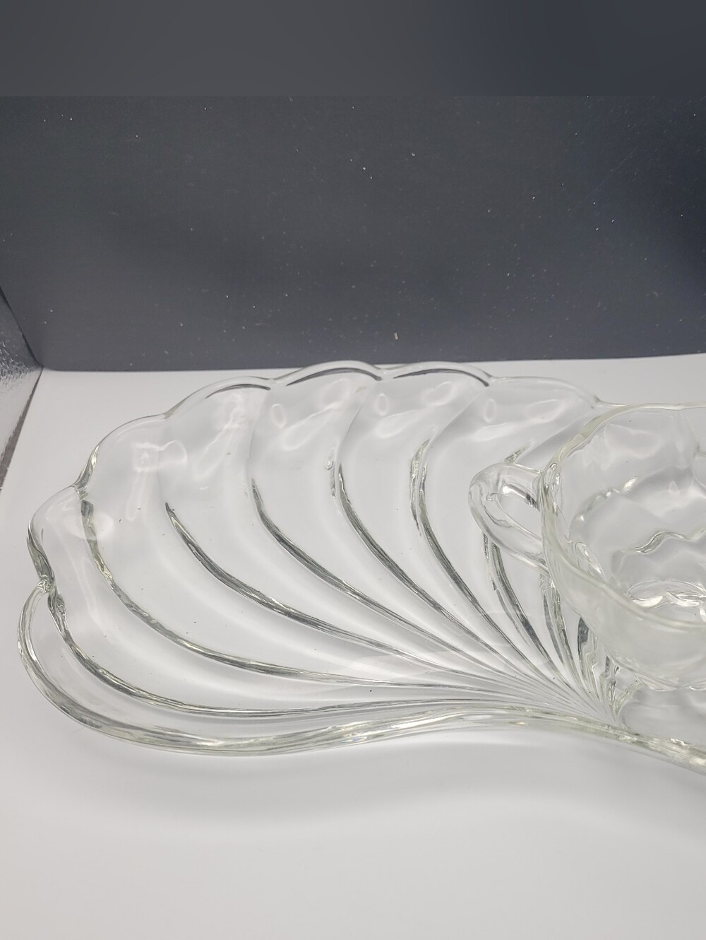 Vintage 1049'sHazel Atlas Colonial Swirl Shell Clear Glass Snack Plates
